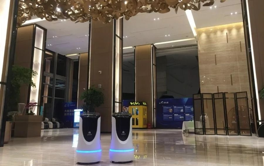 Hotel Robots: Smart Hotels Nearby